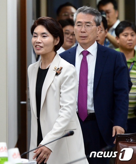 박준성 위원장과 전원회의장 들어오는 한정애 의원