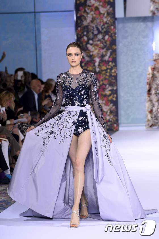 (파리 AFP=뉴스1) 우동명 기자 = 4일 (현지시간) 파리에서 열린 2016-2017 가을 겨울 오트 쿠튀르 컬렉션 패션쇼에서 모델이 지암바티스타 발리의 작품을 선보이고 있다. …