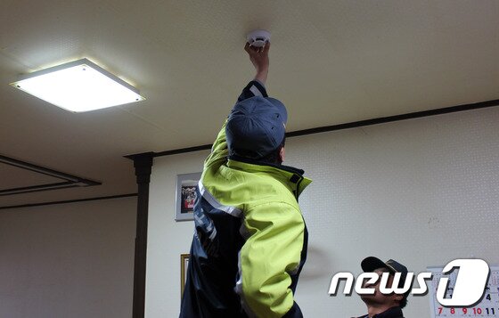 본문 이미지 - 화재감지기 전수조사 모습 ⓒ News1 DB