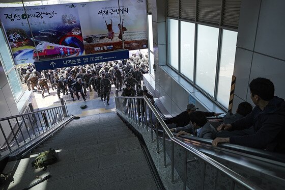 본문 이미지 - '부산행' 이상 감염자들 구현을 위한 제작진의 노력이 담긴 제작기가 공개됐다. ⓒ News1star / 영화 '부산행' 스틸