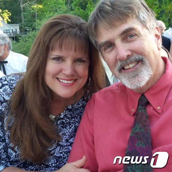 본문 이미지 - 숨진 스티븐(14)의 부모 윌리엄 클레이튼 브럼비와 엘리자베스/출처=페이스북 ⓒ News1