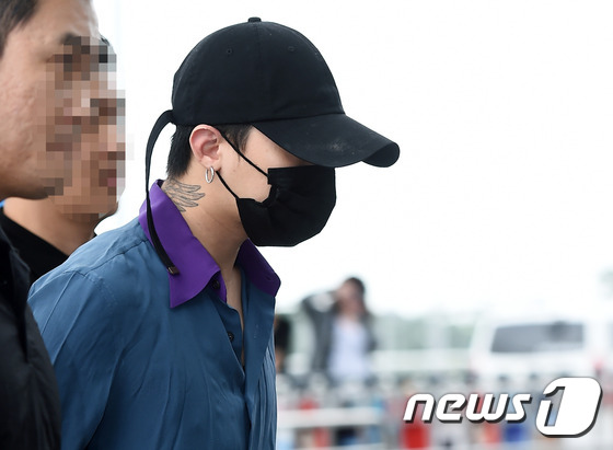 (인천공항=뉴스1스타) 고아라 기자 = 빅뱅 지드래곤(GD)이 7일 오전 팬미팅 차 인천국제공항을 통해 중국 광저우로 출국하기 위해 모자와 마스크로 얼굴을 가린 채 이동하고 있다. …