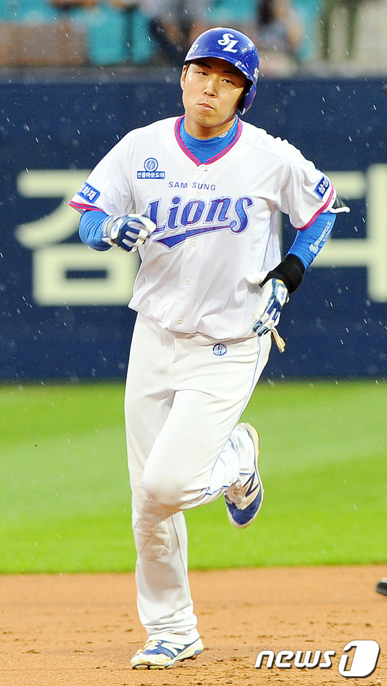 (대구=뉴스1) 이종현 기자 = 7일 오후 대구 삼성라이온즈 파크에서 열린 2016 프로야구 삼성 라이온즈와 LG 트윈스 경기 2회말 2사 1루  우동균이 우중간 담장을 넘어가는 …