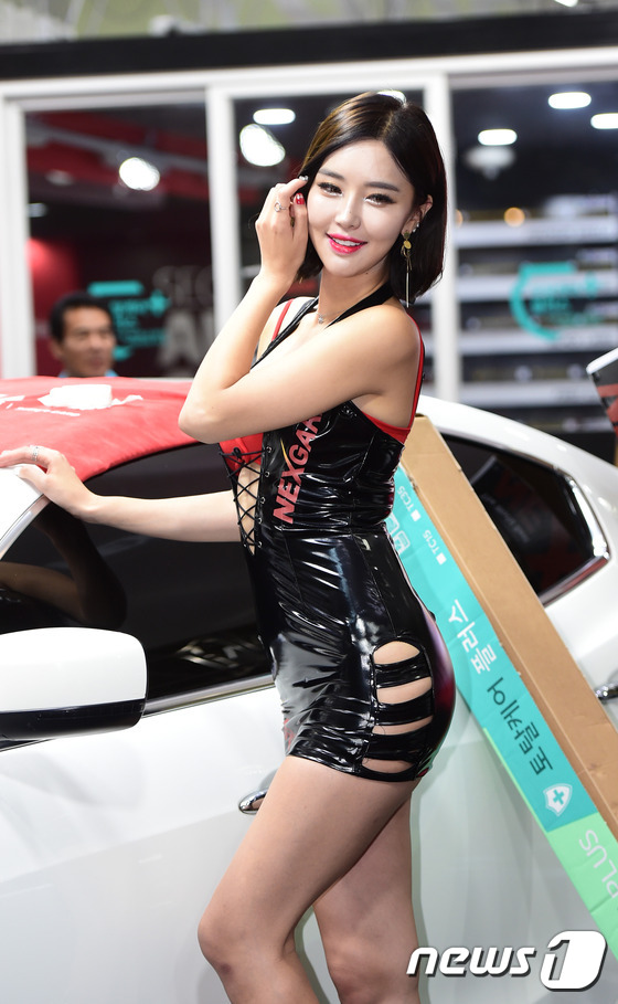 (서울=뉴스1스타) 권현진 기자 = 레이싱모델 최별하가 7일 오후 서울 코엑스에서 열린 '2016 서울오토살롱'에 모델로 출연해 넥스가든 썬팅 차 앞에서 포즈를 취하고 있다.
