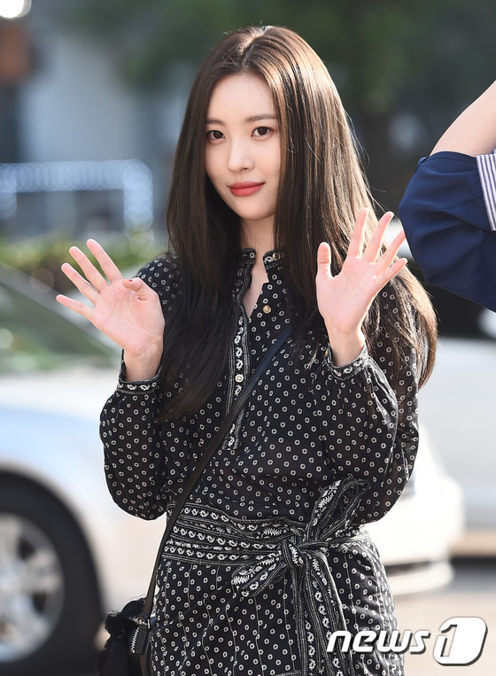 (서울=뉴스1스타) 고아라 기자 = 원더걸스 선미가 8일 오전 서울 여의도 KBS 신관 공개홀에서 열린 KBS2 '뮤직뱅크'(이하 뮤뱅) 리허설을 하기 위해 방송국으로 들어서 손을 …