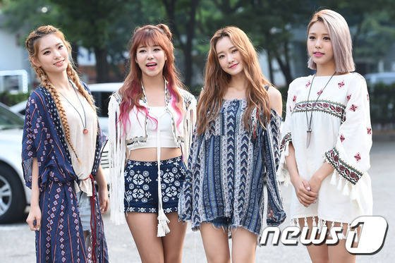 (서울=뉴스1스타) 고아라 기자 = 마틸다가 8일 오전 서울 여의도 KBS 신관 공개홀에서 열린 KBS2 '뮤직뱅크'(이하 뮤뱅) 리허설을 하기 위해 방송국으로 들어서 개성 넘치는 …
