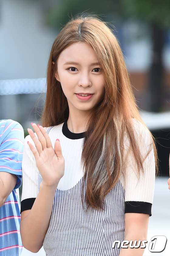(서울=뉴스1스타) 고아라 기자 = 씨엘씨(CLC) 엘키가 8일 오전 서울 여의도 KBS 신관 공개홀에서 열린 KBS2 '뮤직뱅크'(이하 뮤뱅) 리허설에 참석해 수줍게 손을 들어 …