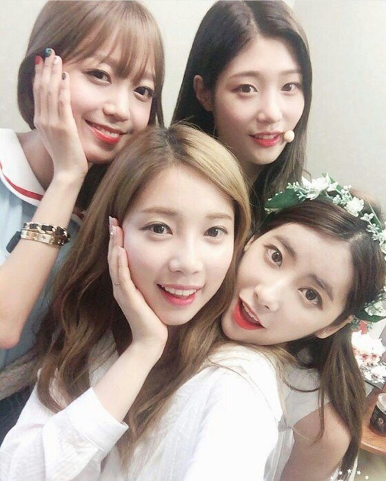 본문 이미지 - 김소희, 윤채경, 기희현, 정채연이 카메라를 향해 포즈를 취하고 있다. ⓒ News1star / 기희현 인스타그램