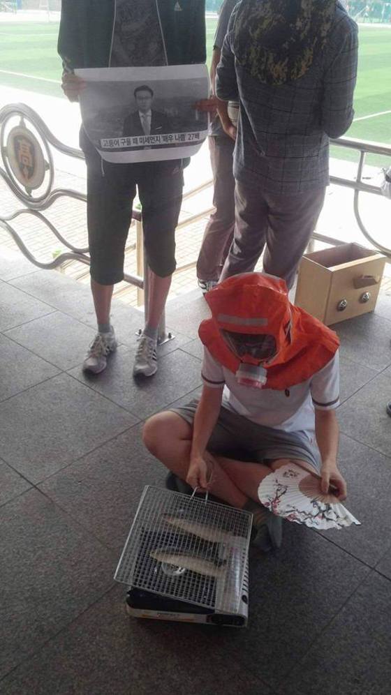 본문 이미지 - 미세먼지의 원인이 고등어라고 보도된 것을 비꼬면서 방독면을 쓰고 고등어 굽는 모습 (의정부고 대신 알려드립니다 페이스북 캡처) ⓒ News1