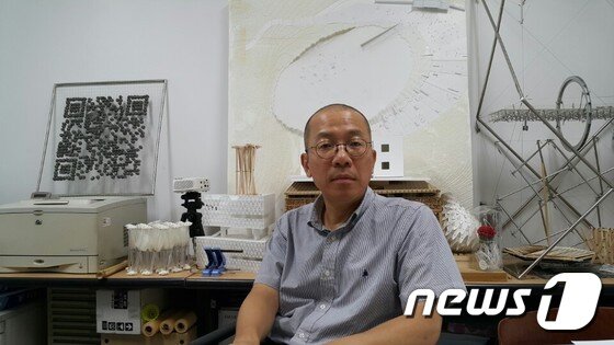 본문 이미지 - '건축가 서현의 세모난 집 짓기'를 펴낸 서현교수가 6일 오후 뉴스1과 인터뷰를 하고 있다. ⓒ News1