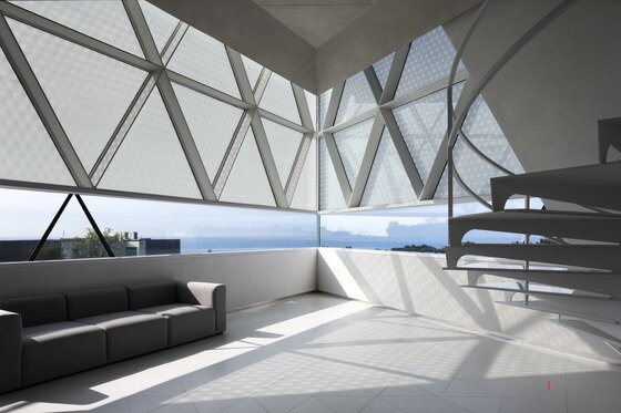 본문 이미지 - 삼각형집 시선재의 거실에서 본 바다ⓒ 박영채