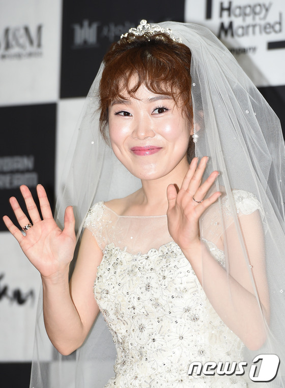 (서울=뉴스1스타) 고아라 기자 = 방송인 박슬기가 9일 오후 서울 영등포구 여의도동 샤이닝스톤에서 열릴 결혼식에 앞서 기자회견에 참석해 양손을 흔들며 포즈를 취하고 있다.