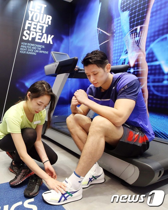 (서울=뉴스1) 임세영 기자 = 프로배구 현대캐피탈 스카이워커스 문성민이 경기력 향상을 목적으로 최적화된 배구화 제작을 위해 9일 서울 신세계 백화점 강남점에 위치한 아식스 러닝 …