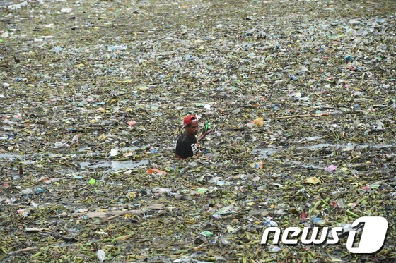 필리핀 마닐라 해변에 몰려든 해양 쓰레기. © AFP=뉴스1