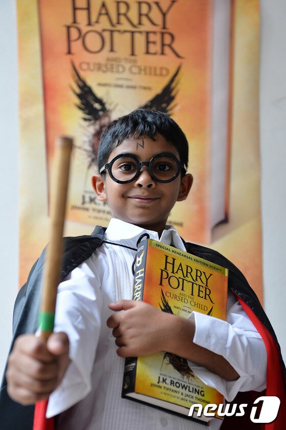 본문 이미지 - 해리 포터 분장을 한 인도 소년. ⓒ AFP=뉴스1