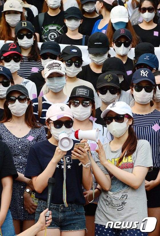 (서울=뉴스1) 박세연 기자 = 1일 오후 서울 서대문구 이화여대 본관 앞에서 이화여대 재학생과 졸업생들이 '미래라이프대학(직장인 단과대) 설립을 반대하는 점거 농성'을 계속 이어 …