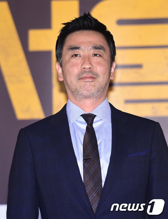 본문 이미지 - 배우 류승룡이 10일 오후 서울 동대문 메가박스에서 열린 애니메이션 ‘서울역’ 언론 시사회에 참석해 포즈를 취하고 있다. ⓒ News1 권현진 기자