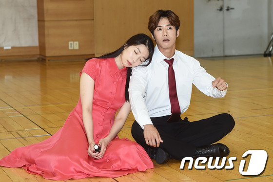 (서울=뉴스1스타) 고아라 기자 = 배우 김지현, 오종혁(오른쪽)이 10일 오후 서울 충무아트센터 스튜디오A 연습실에서 열린 뮤지컬 '그날들'(연출 장유정) 연습실 현장공개에서 넘 …