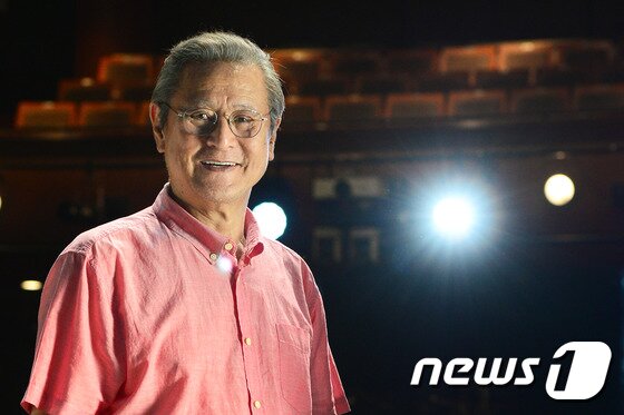 본문 이미지 - 연극 '아버지'에 출연하는 배우 박근형이 10일 오후 서울 중구 명동예술극장에서 뉴스1과 인터뷰를 갖고 있다. 2016.8.10/뉴스1 ⓒ News1 임세영 기자