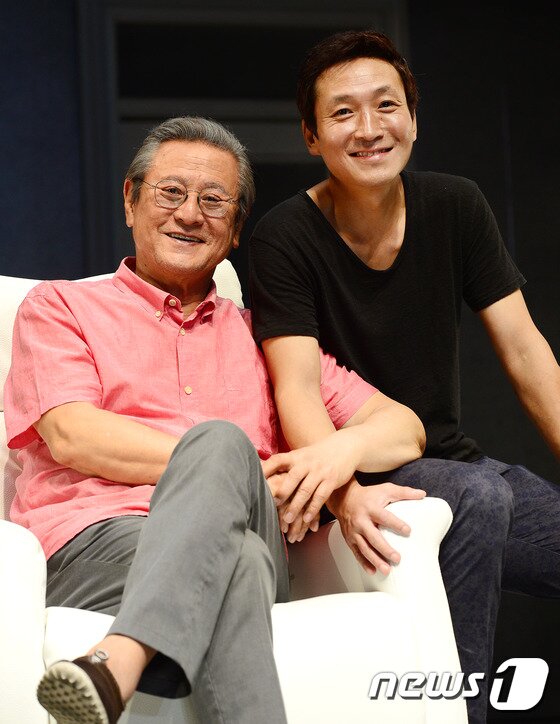 본문 이미지 - 연극 '아버지'에 출연하는 배우 박근형(왼쪽)과 최광일 10일 오후 서울 중구 명동예술극장에서 뉴스1과 인터뷰를 갖고 있다. 2016.8.10/뉴스1 ⓒ News1 임세영 기자