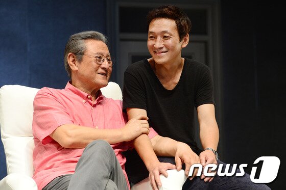 본문 이미지 - 연극 '아버지'에 출연하는 배우 박근형(왼쪽)과 최광일 10일 오후 서울 중구 명동예술극장에서 뉴스1과 인터뷰를 갖고 있다. 2016.8.10/뉴스1 ⓒ News1 임세영 기자