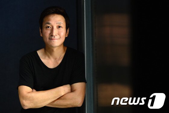 본문 이미지 - 연극 '아버지'에 출연하는 배우 최광일이 10일 오후 서울 중구 명동예술극장에서 뉴스1과 인터뷰를 갖고 있다. 2016.8.10/뉴스1 ⓒ News1 임세영 기자