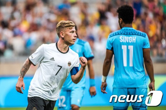 본문 이미지 - 독일의 막스 마이어가 11일(한국시간) 브라질 벨루오리존치의 미네이랑 스타디움에서 열린 피지와의 2016 리우 올림픽 남자 축구 C조 조별예선 3차전에서 득점 후 기뻐하고 있다. ⓒ AFP=News1