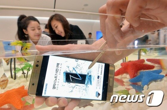 본문 이미지 - 11일 서울 서초구 삼성전자 서초사옥 다목적홀에서 열린 '갤럭시 노트7' 미디어데이 행사에서 관계자들이 '갤럭시 노트7'의 방수 기능을 시연하고 있다. '갤럭시노트7'은 오는 19일 이동통신 3사를 통해 64GB 단일 모델로 출시되며, 출고가는 98만8900원이다. 2016.8.11/뉴스1 ⓒ News1 오대일 기자