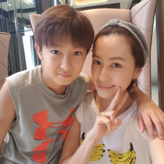 본문 이미지 - 홍은희와 그의 아들이 함께 찍은 사진이 공개됐다. ⓒ News1star / 홍은희 인스타그램