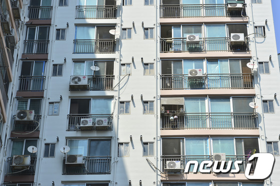 (서울=뉴스1) 신웅수 기자 = 전국적으로 폭염특보가 내려진 11일 오후 서울 마포구 신공덕동의 한 아파트에서 주민들이 창문을 열어두고 생활하고 있다. 2016.8.11/뉴스1