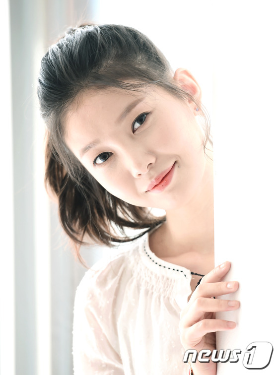 (서울=뉴스1스타) 권현진 기자 = 청순 요정이 따로없네~배우 우도임이 지난 3일 서울 뉴스1스타 사옥에서 인터뷰에 앞서 인형 미모를 발산하며 사진촬영을 하고 있다. 우도임은 천만 …