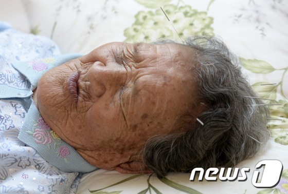 (광주(경기)=뉴스1) 안은나 기자 = 광복절을 앞둔 11일 오후 경기 광주 퇴촌면 나눔의집에서 일본군 '위안부' 피해자 박옥선 할머니(92세)가 퇴촌보건지소 이기홍 한의사로부터 …