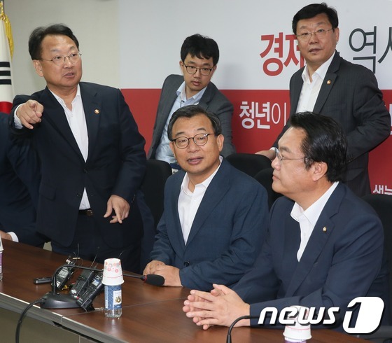 (서울=뉴스1) 송원영 기자 = 이정현 새누리당 대표와 정진석 원내대표, 유일호 경제부총리 겸 기획재정부 장관과 주형환 산업통상자원부 장관 등이 11일 서울 여의도 국회에서 열린 …