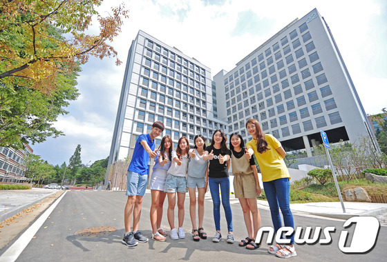 (서울=뉴스1) = 11일 오후 서울 광진구 건국대학교 공과대학 앞에서 열린 신공학관 준공식에서 학생들이 신공학관 앞에서 포즈를 취하고 있다 .  건국대 캠퍼스내 단일 건물로는 최 …