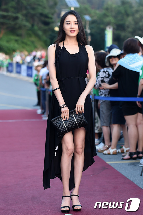 (제천=뉴스1스타) 고아라 기자 = 배우 이세나가 11일 오후 충청북도 제천시 청풍호반무대에서 열린 '제12회 제천국제음악영화제(JIMFF 2016)' 개막에 참석하기 위해 레드카 …