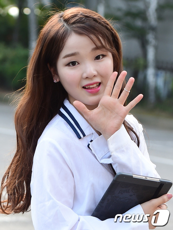 (서울=뉴스1스타) 권현진 기자 = 오마이걸 승희가 12일 오전 서울 여의도 KBS 신관 공개홀에서 열린 KBS2 '뮤직뱅크'(이하 뮤뱅) 리허설을 하기 위해 방송국으로 들어서며 …