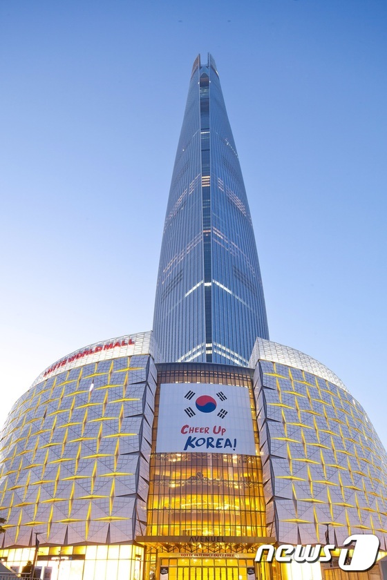 (서울=뉴스1) 추연화 기자 = 롯데월드타워가 오는 15일까지 오후 8~9시 금빛 조명을 일제히 밝히고 대형 태극기 및 응원 메시지를 부착해 대한민국 응원에 나선다고 12일 전했다 …