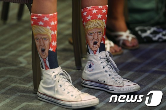 (마이애미 AFP=뉴스1) 우동명 기자 = 11일 (현지시간) 플로리다 주 마이애미 비치 전미주택건설회협회에서 도널드 트럼프 미국 공화당 대선 후보가 유세를 하는 동안 청중이 그의 …