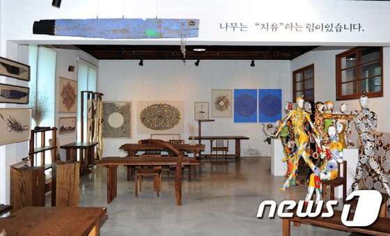 본문 이미지 - 숲속 예술학교 전시실. ⓒ News1 홍성우 기자