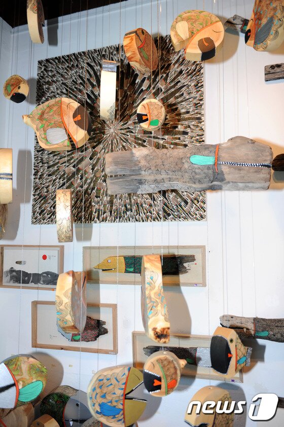 본문 이미지 - 나무 그대로에 색깔을 입혀 만든 물고기. ⓒ News1 홍성우 기자