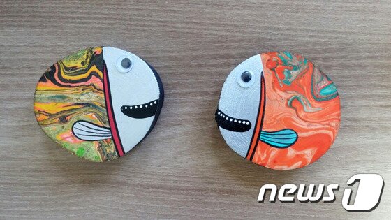 본문 이미지 - 버려지는 폐목으로 만든 물고기ⓒ News1 홍성우 기자