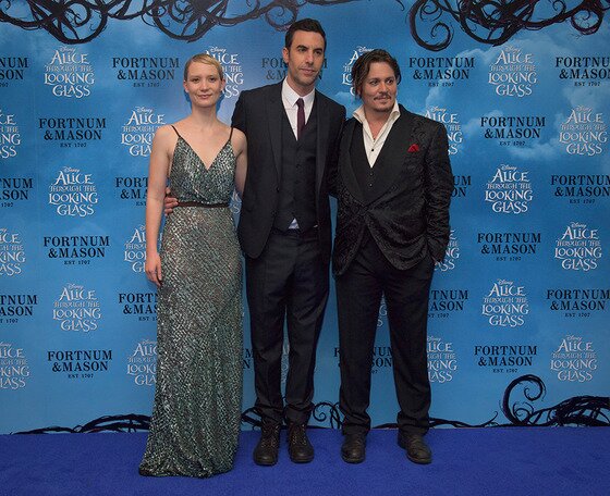 본문 이미지 - 조니뎁이 한국 관객들에게 인사를 전한다. ⓒ News1star / 영화 '거울나라의 앨리스' 제공