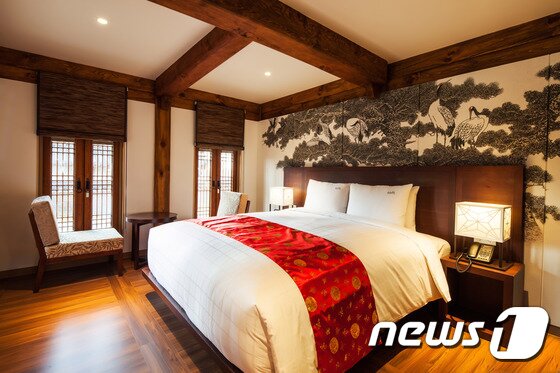 본문 이미지 - 로얄 스위트룸(사진제공=경원재 앰배서더 인천)ⓒ News1