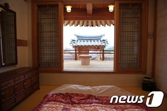 본문 이미지 - 객실에서 아침에 눈을 뜨면 만나게 되는 풍경(사진제공=영산재)ⓒ News1