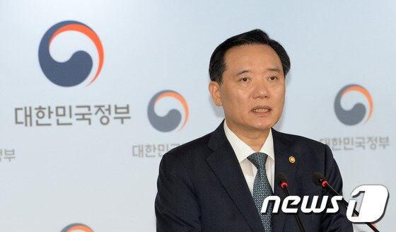 본문 이미지 - 김현웅 법무부장관이 12일 오전 정부서울청사 합동브리핑실에서 '광복 71주년 특별사면 대상자'를 발표하고 있다. 2016.8.12/뉴스1 ⓒ News1 황기선 기자