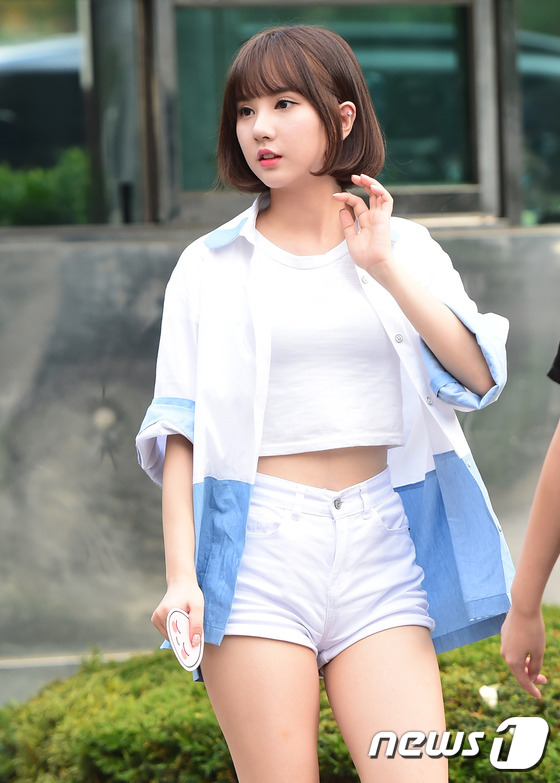 (서울=뉴스1스타) 권현진 기자 = 여자친구 은하가 12일 오전 서울 여의도 KBS 신관 공개홀에서 열린 KBS2 '뮤직뱅크'(이하 뮤뱅) 리허설을 하기 위해 방송국으로 들어서고 …