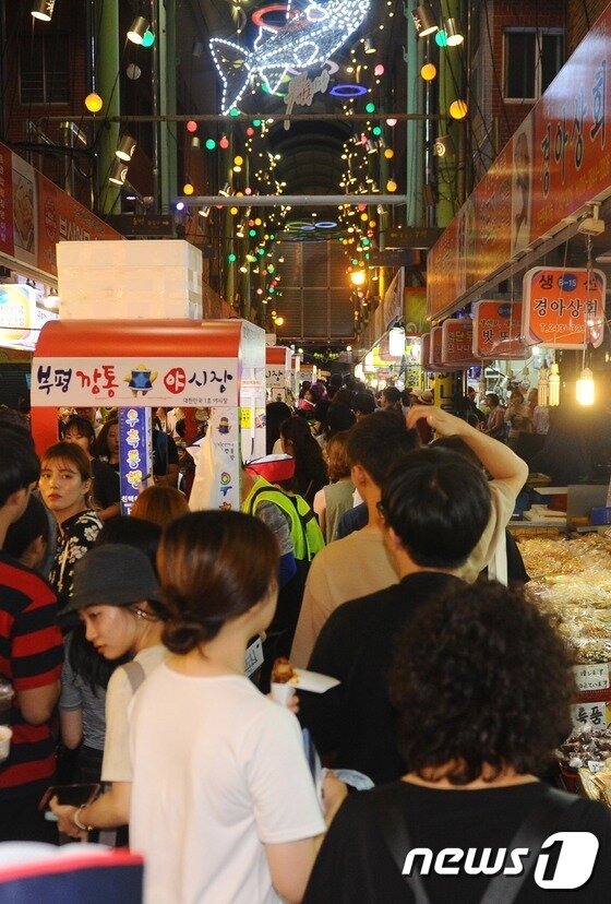 본문 이미지 - 부평 깡통야시장을 방문한 고객들이 매대를 중심으로 우측통행을 하고 있다.  ⓒ News1 여주연 기자