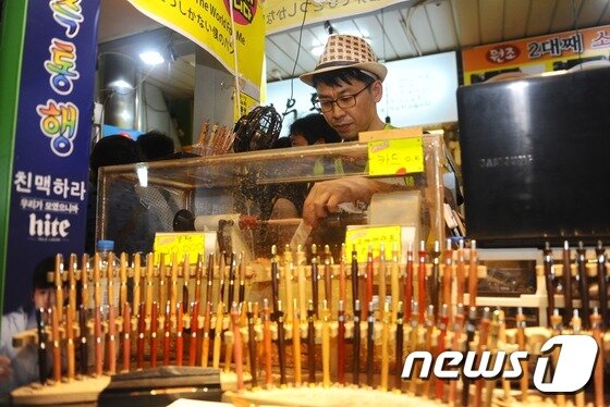 본문 이미지 - 부평 깡통야시장 내에 나무 샤프와 볼펜을 판매하는 우드아트 ⓒ News1 여주연 기자