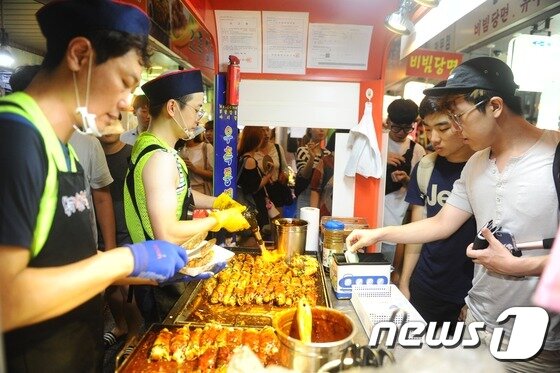 본문 이미지 - 부평 깡통야시장 내 야채삼겹말이 매대가 손님들로 북적이고 있다. ⓒ News1 여주연 기자