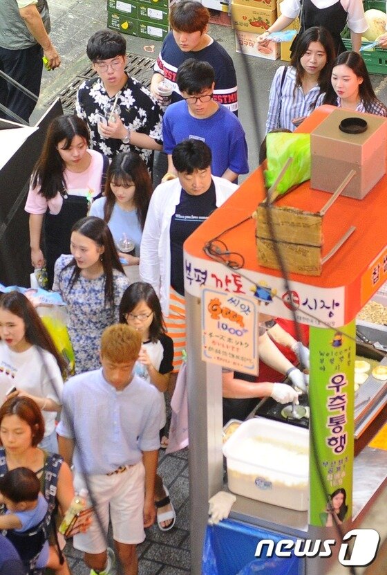 본문 이미지 - 부평 깡통야시장을 방문한 고객들이 매대를 중심으로 우측통행을 하고 있다. ⓒ News1 여주연 기자